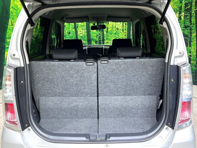 普段のお買い物や通勤、送迎等に十分な荷室スペースを確保しております。セカンドシートを倒すと、大きな荷物の積載も可能です♪