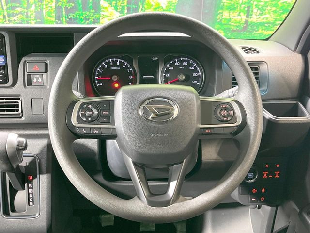 �C���e���A�ɍ��킹���f�U�C���̃X�e�A�����O�́A�^�]�������̂��Ƃ��l���A�^�]���₷���`��A�傫���ł��B�����x�A���ۂɐG���Ă��m���߂��������B