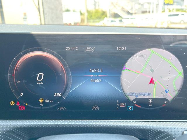 ●デジタルコックピット:全体が液晶パネルとなっている先進的なメーターパネル。通常のスピードメーターとしての機能はもちろん、ナビ・オーディオ機能の確認・操作もでき、運転に集中しやすくなっております。