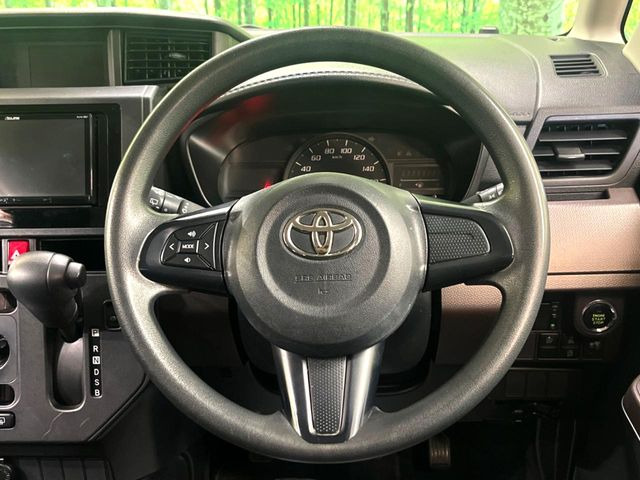 �C���e���A�ɍ��킹���f�U�C���̃X�e�A�����O�́A�^�]�������̂��Ƃ��l���A�^�]���₷���`��A�傫���ł��B�����x�A���ۂɐG���Ă��m���߂��������B