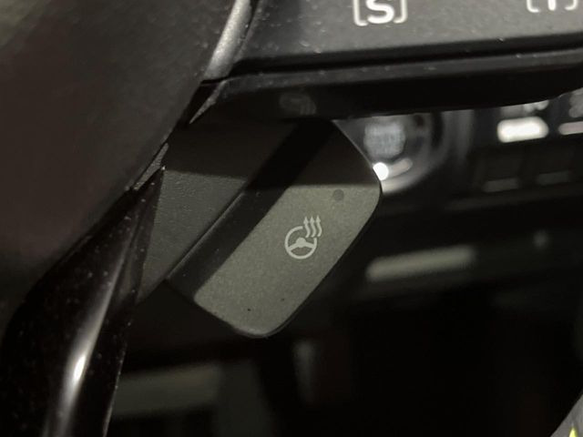 【ステアリングヒーター】冬場に冷たくなりやすい革巻きステアリングを、スイッチ一つで素早く適温に!エアコンよりも早く温まってくれるので、寒い日の運転も快適になりますね♪