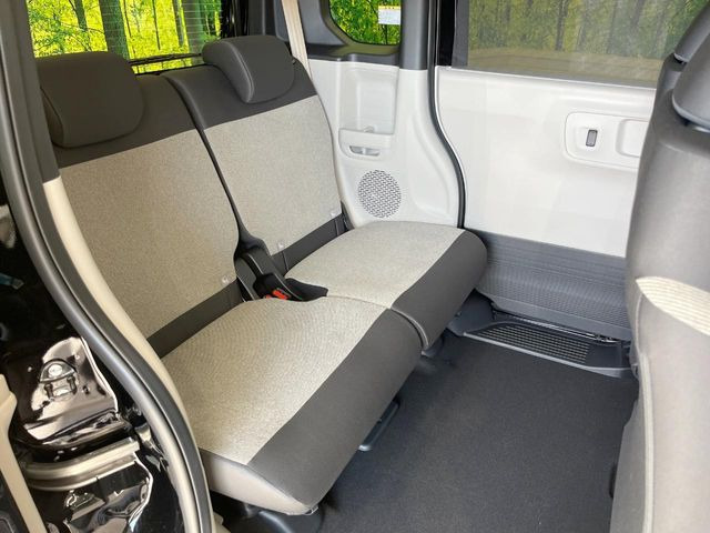 後部座席も気になるようなキズ・汚れやへたり等、大きなダメージはなく、良好な状態です。