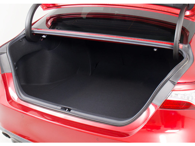 �g�����N�������Ǝv���Ă���܂���?���ۂ͑�e�ʃg�����N�ł�!���s���̒������h���C�u�����K�ł�!�܂��A�����t���X�y�[�X���������Ă���܂��̂ŁA��Ԃł��A�J�ł���̓������Ă�����育�������܂��B