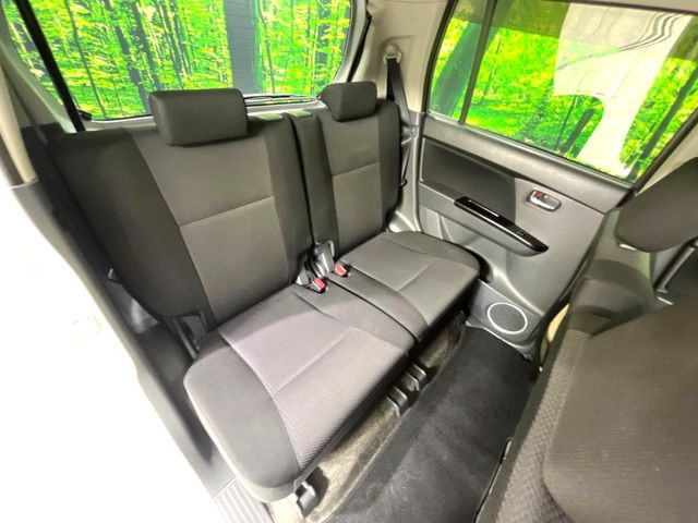 後部座席も気になるようなキズ・汚れやへたり等、大きなダメージはなく、良好な状態です。