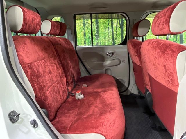 後部座席も気になるようなキズ・汚れやへたり等、大きなダメージはなく、良好な状態です。