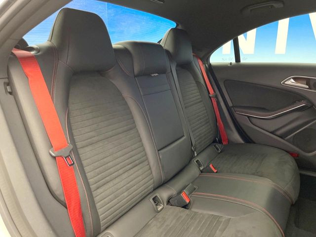 ●後部座席も気になるようなキズ・汚れやへたり等、大きなダメージはなく、良好な状態です。