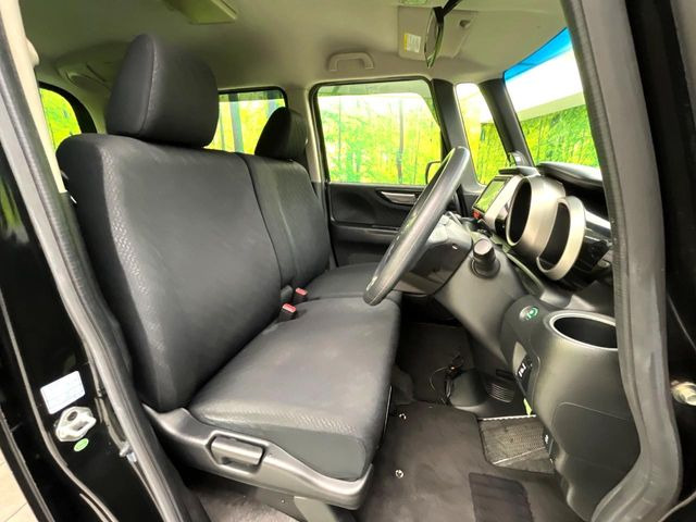 運転席まわりには十分なスペースがあり、大柄な方でもゆったり運転していただける環境です。