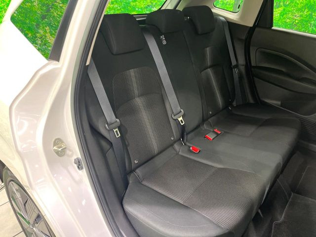後部座席も気になるようなキズ・汚れやへたり等、大きなダメージはなく、良好な状態です。