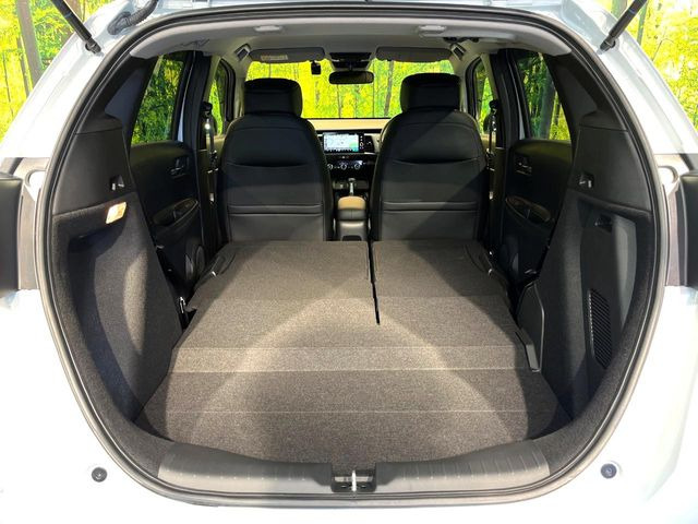 ���i�̂���������ʋ΁A���}���ɏ\���ȉ׎��X�y�[�X���m�ۂ��Ă���܂��B�Z�J���h�V�[�g��|���ƁA�傫�ȉו��̐ύڂ��\�ł���