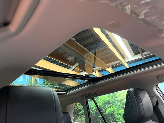 【パノラマルーフ】大型のガラスルーフ搭載で車内の解放感が一気にアップ!開放的なドライブをお楽しみいただけます。