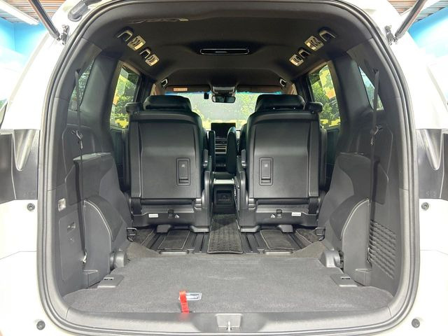 後席を格納すると、これだけの広さが!シーンに合わせたシートアレンジで、大きな荷物も積むことが出来ます♪