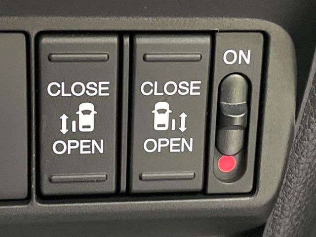 【両側パワースライドドア】スマートキーや運転席のスイッチで後席両側スライドドアの開閉が可能♪電動だから力を入れてドアを開ける必要が無く、小さなお子様でも簡単に開け閉めでき快適です♪