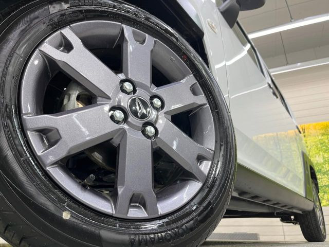 【純正アルミホイール】デザイン性の高い純正アルミホイールを装着しております。各種社外アルミホイールや、スタッドレスタイヤも取扱いしております。是非ご相談ください♪
