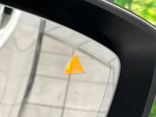 【ブラインドスポットモニタリング】走行中、ドアミラーの死角になりやすい箇所に後続車が接近するとサイドミラー付近に警告を表示、ドライバーに注意喚起をしてくれます。