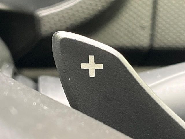 【パドルシフト】ハンドルから手を離さずに素早くシフトアップ&ダウンができるので、エンジンブレーキを使う下り坂や高速道路の合流で加速したい場面で役立ちます。