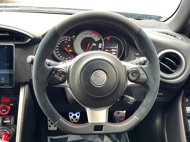 【スエードステアリング】滑りにくい素材が採用され、グリップ性能に優れたステアリングです。ハンドリング時の操作性が向上し、安心・安全な走行に貢献します。高級感あふれる見た目もいいですね♪