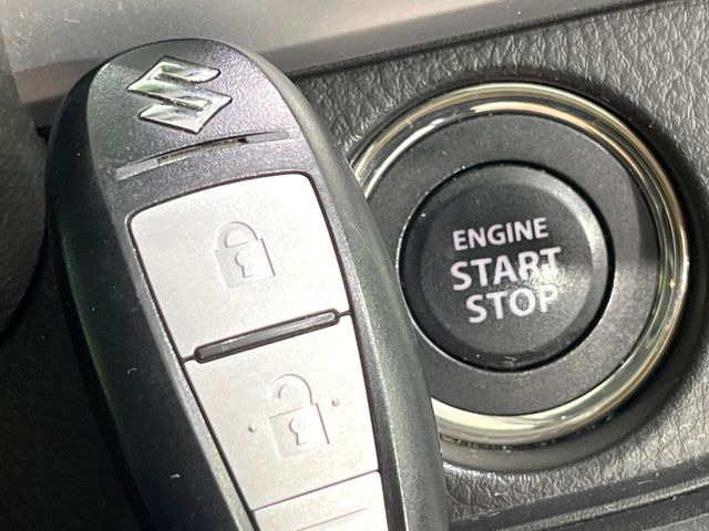 【キーレススタートシステム】カバンやポケットに入れたままでもドアの施錠・解錠が可能なスマートキーを装備。エンジンのオン・オフ時もカギを取り出す必要が無いからとっても便利です♪