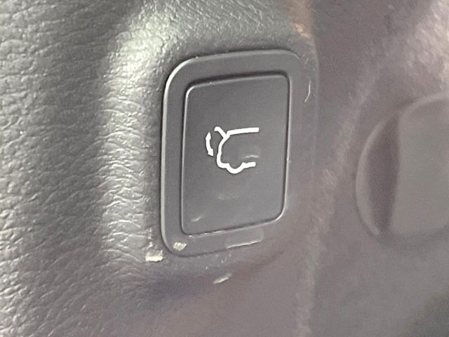 ●電動リアゲート:ワンタッチでリアゲートの開閉ができ、荷物などで両手が塞がっている状態でも簡単に開閉ができる便利機能です。