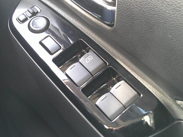 �p���[�E�B���h�E�͉^�]�Ȃ̃X�C�b�`�̂݃I�[�g�@�\����������Ă���܂��B