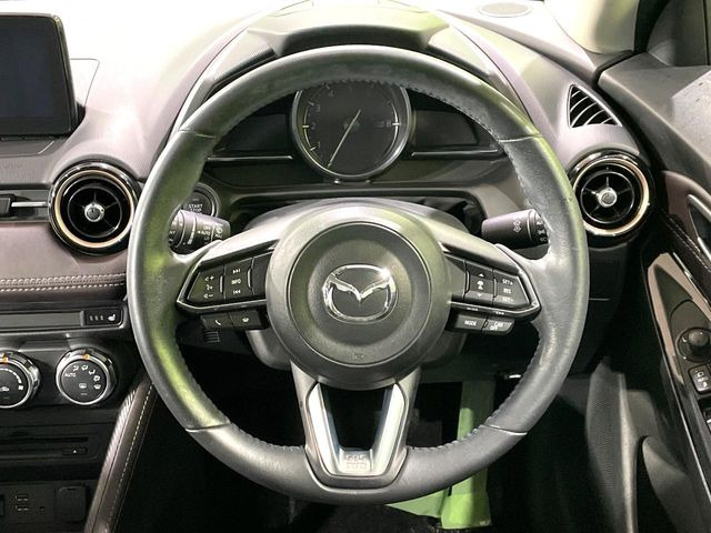 �C���e���A�ɍ��킹���f�U�C���̃X�e�A�����O�́A�^�]�������̂��Ƃ��l���A�^�]���₷���`��A�傫���ł��B�����x�A���ۂɐG���Ă��m���߂��������B