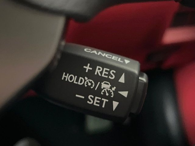 【レーダークルーズコントロール】高速道路での長距離走行が楽に!!自動で速度を保つクルーズコントロールが、衝突軽減システムと連携し、前方の車両を感知して車間を保つように速度調節してくれます!!