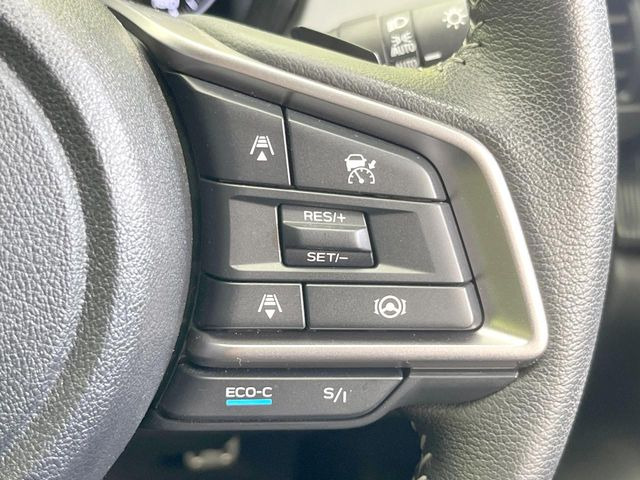 【全車速追従機能付クルーズコントロール】高速道路での長距離走行が楽に!!自動で速度を保つクルーズコントロールが、衝突軽減システムと連携し、前方の車両を感知して車間を保つように速度調節してくれます!!