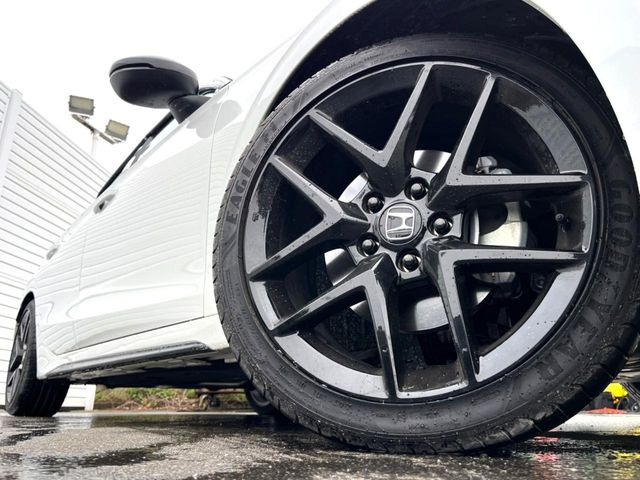 �y����18�C���`�A���~�z�C�[���z�O�ςɃ}�b�`���������A���~�z�C�[���𑕒����Ă���܂��B�e��ЊO�A���~�z�C�[����A�X�^�b�h���X�^�C�����戵�����Ă���܂��B���񂲑��k����������