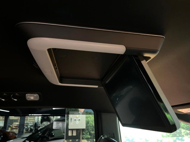 【フリップダウンモニター】大画面モニターで後席でもエンタメをお楽しみいただけます。小さなお子様にも大人気の装備です♪