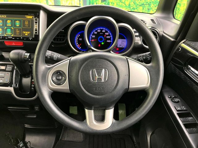 インテリアに合わせたデザインのステアリングは、運転される方のことも考え、運転しやすい形状、大きさです。是非一度、実際に触ってお確かめください。