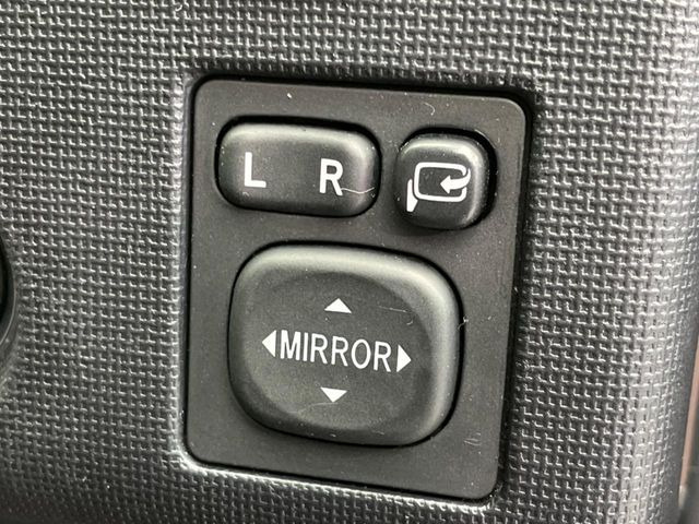 【電動格納ミラー】サイドミラーは電動格納式となっており、狭い駐車場でもキズがつくリスクを抑えられます。