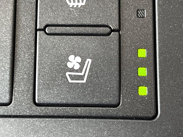 【シートベンチレーション】夏場は涼しい風でお尻や背中の熱やムレを防ぎ、冬はエアコンよりも早く温まってポカポカに!季節を問わず快適に過ごせます。