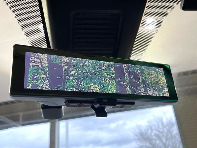 【インテリジェントルームミラー】後席の大きな荷物や同乗者で後方が確認しづらい時でも安心!カメラが撮影した車両後方の映像をルームミラー内に表示。クリアな視界で状況の確認が可能です!