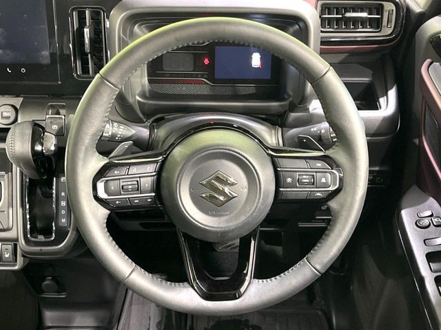 �C���e���A�ɍ��킹���f�U�C���̃X�e�A�����O�́A�^�]�������̂��Ƃ��l���A�^�]���₷���`��A�傫���ł��B�����x�A���ۂɐG���Ă��m���߂��������B