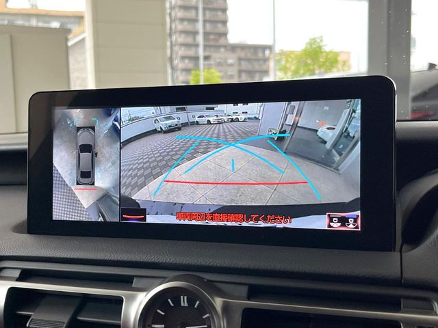 【パノラミックビューモニター】専用のカメラにより、上から見下ろしたような視点で360度クルマの周囲を確認することができます☆死角部分も確認しやすく、狭い場所での切り返しや駐車もスムーズに行えます。