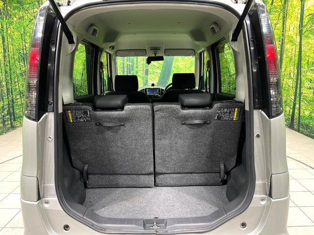 普段のお買い物や通勤、送迎等に十分な荷室スペースを確保しております。セカンドシートを倒すと、大きな荷物の積載も可能です♪