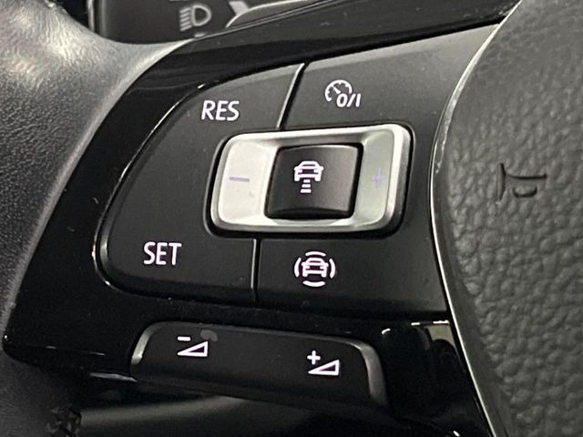 ●レーダークルーズコントロール:前の車との車間距離を一定にとりつつ、一定速度で自動走行してくれる次世代のクルーズコントロール!主に高速道路や自動車専用道路で使用する便利な機能です!