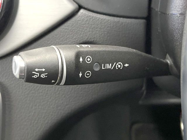 ●ディストロニックプラス:都市、郊外、高速道路などの走行時に、ステレオマルチパーパスカメラとレーダーセンサーにより、前走車を認識して速度に応じた車間距離を維持する次世代のクルコン!