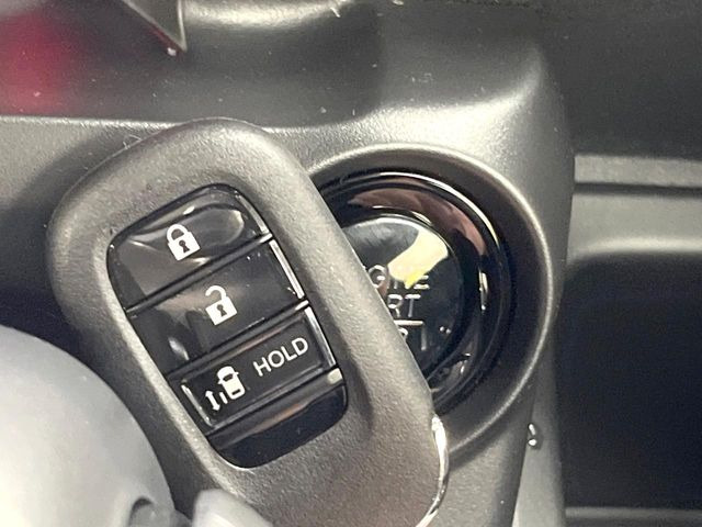 �yHonda�X�}�[�g�L�[�z�J�o����|�P�b�g�ɓ��ꂽ�܂܂ł��h�A�̎{���E�������\�ȃX�}�[�g�L�[�𑕔��B�G���W���̃I���E�I�t�����J�M�����o���K�v����������Ƃ��Ă��֗��ł���