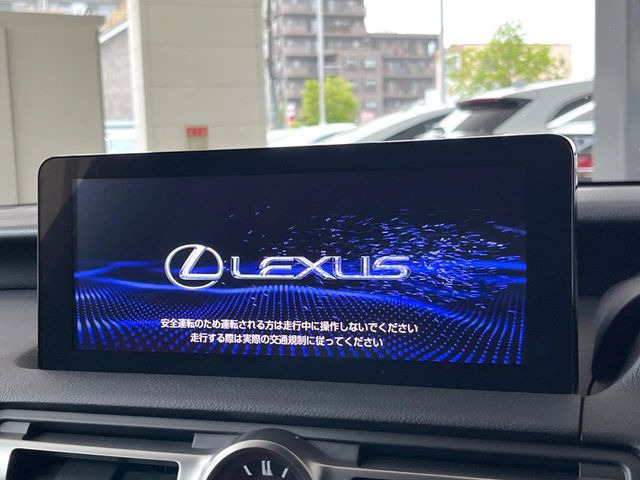 【メーカー純正ナビ】インテリアに溶け込むスタイリッシュな「専用設計」メーカーナビを装備♪視認性や操作性など基本性能にも優れ、より上質なカーライフをお楽しみいただけます。