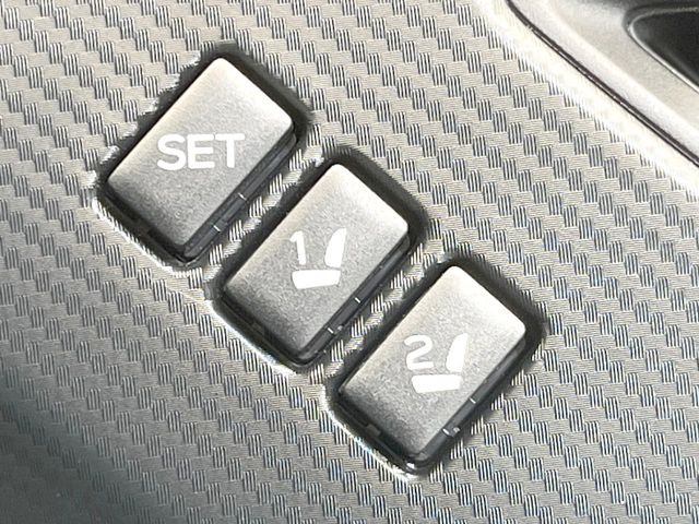 【メモリー機能付きパワーシート】ドライバーごとに設定したシート位置を記憶して、ボタン一つで切り替えできる便利な機能!運転する方が複数名いらっしゃるご家庭におすすめです♪