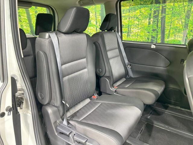 セカンドシートは中央部が可動式となっており、スライドすれば通路スペースが登場!前後の移動がとっても簡単です♪もちろん、8名乗車時も快適な座り心地のシートとなっています♪