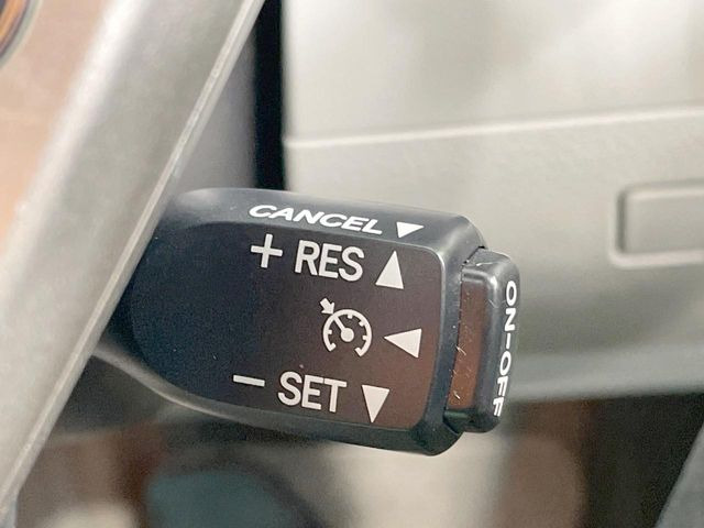 【クルーズコントロール】高速道路もラクラク走行。アクセルを離しても一定速度で走行ができ、長距離運転時の負担を軽減!加速・減速も簡単なスイッチ操作で調整できます。