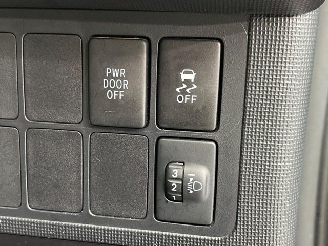 【横滑り防止装置】車両の横滑りを感知すると、自動的に車両の進行方向を保つように車両を制御します。雨の日など滑りやすい路面状況でも安全な運転が可能です。