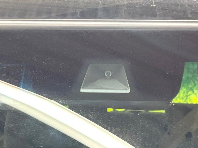 【ホンダセンシング】走行中に前方の車両等を認識し、衝突しそうな時は警報とブレーキで衝突回避と被害軽減をアシスト。より安全にドライブをお楽しみいただけます。