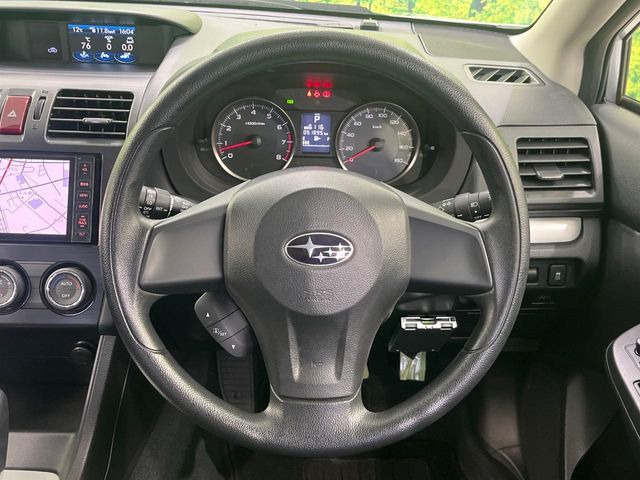 �C���e���A�ɍ��킹���f�U�C���̃X�e�A�����O�́A�^�]�������̂��Ƃ��l���A�^�]���₷���`��A�傫���ł��B�����x�A���ۂɐG���Ă��m���߂��������B