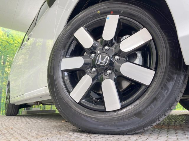 【純正15インチアルミホイール】外観にマッチした純正アルミホイールを装着しております。各種社外アルミホイールや、スタッドレスタイヤも取扱いしております。是非ご相談ください♪