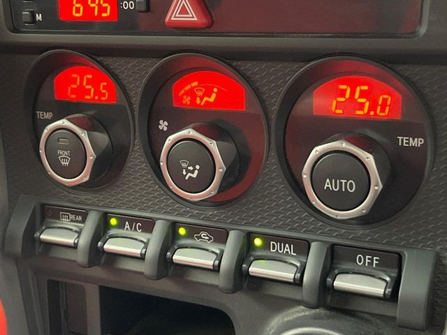 【左右独立型フルオートエアコン】運転席と助手席でそれぞれお好みの温度に設定可能。同乗者にも配慮した、快適な空調をお届け致します。