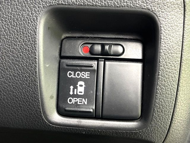 【パワースライドドア】スマートキーや運転席のスイッチでスライドドアの開閉が可能♪電動だから力を入れてドアを開ける必要が無く、小さいお子様でも、重い荷物を持っている時もラクに開け閉めできます♪