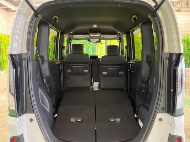 ���i�̂���������ʋ΁A���}���ɏ\���ȉ׎��X�y�[�X���m�ۂ��Ă���܂��B�Z�J���h�V�[�g��|���ƁA�傫�ȉו��̐ύڂ��\�ł���