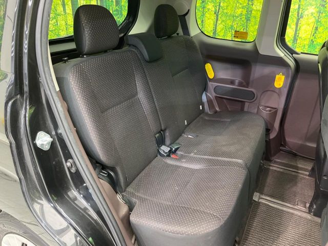 後部座席も気になるようなキズ・汚れやへたり等、大きなダメージはなく、良好な状態です。